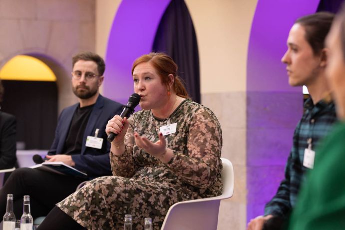 Svenja Stepper, Kanzlerin der Fachhochschule Dortmund, ergreift das Wort bei der Podiumsdiskussion