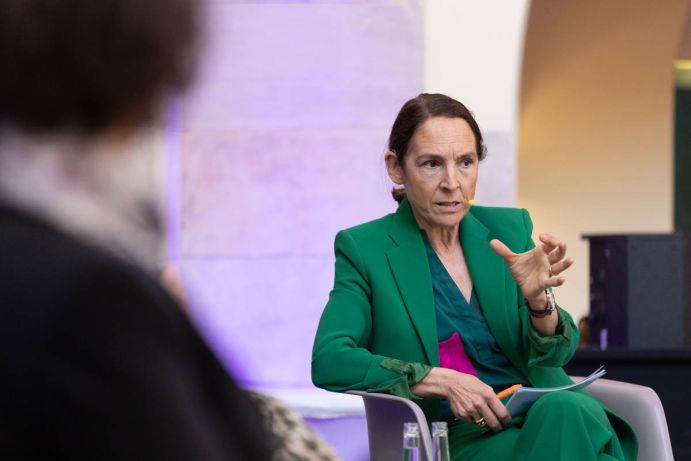 Moderatorin Andrea Thilo fragt konkret nach bei der Podiumsdiskussion