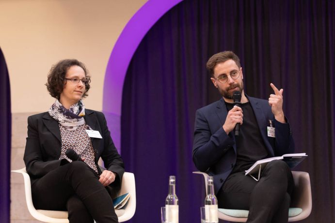 Dr. Christian Höcker, Leiter der Abteilung Corporate Sustainability an der Fraunhofer-Gesellschaft, teilt seine Erfahrungen auf dem Podium