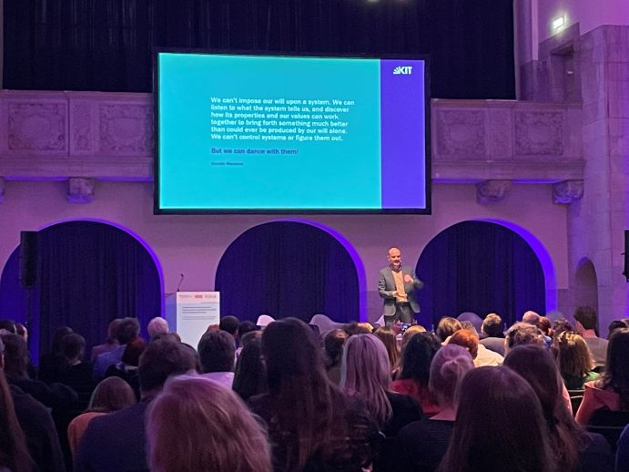 Prof. Dr. Daniel Lang gibt Impulse in seinem Abendvortrag zu Abendvortrag zum Thema "Wissenschaftsorganisationen als Transformationslabore für die Region"
