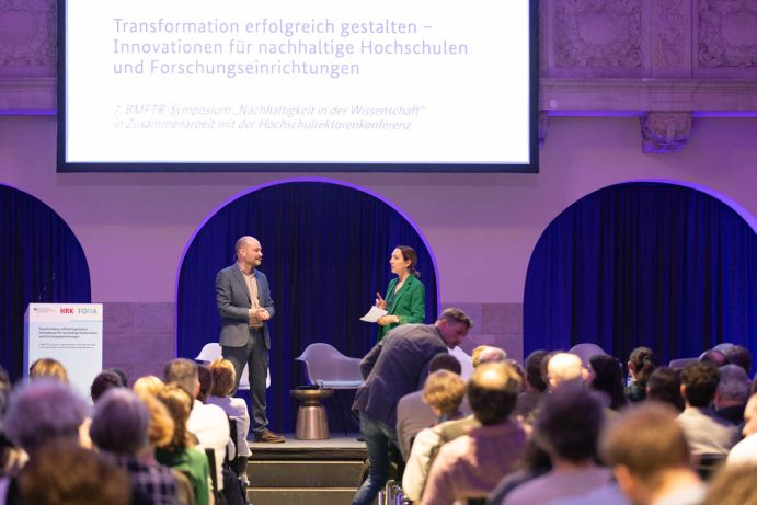 Prof. Dr. Daniel Lang vom Karlsruher Institut für Technologie (KIT) im Gespräch mit Moderatorin Andrea Thilo