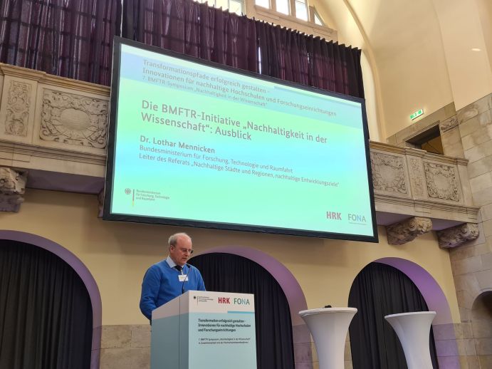 Den abschließenden Ausblick gab Dr. Lothar Mennicken, Leiter des Referats "Nachhaltige Städte und Regionen, nachhaltige Entwicklungsziele" im Bundesministerium für Forschung, Technologie und Raumfahrt (BMFTR)