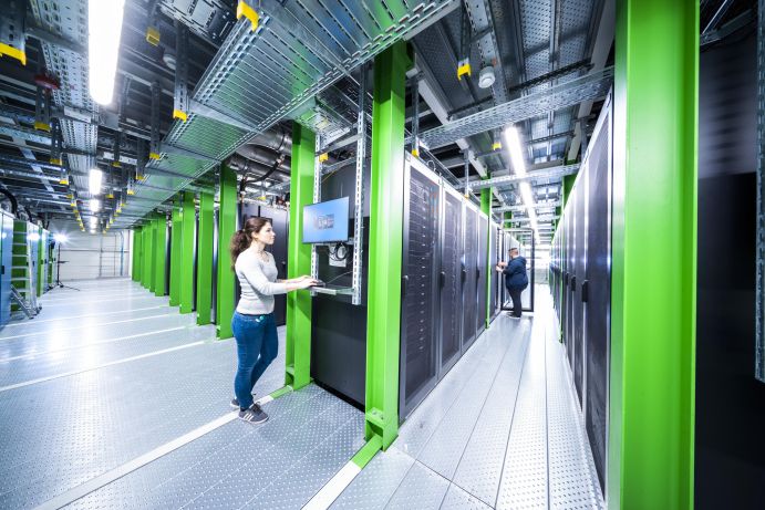 Das Helmholtzzentrum für Schwerionenforschung (GSI) betreibt mit dem Green IT Cube eines der weltweit energieeffizientesten Rechenzentren auf der Basis eines innovativen Luft-Wasser-Kühlsystems.
Dieses Best-Practice-Beispiel ist Teil des neuen Empfehlungspapiers des Prisma-Forums zur Energie- und Ressourceneffizienz in der Forschung an Großgeräten, verfasst von Expertinnen und Experten von Hoch-schulen, außeruniversitären Forschungseinrichtungen und Industrie.