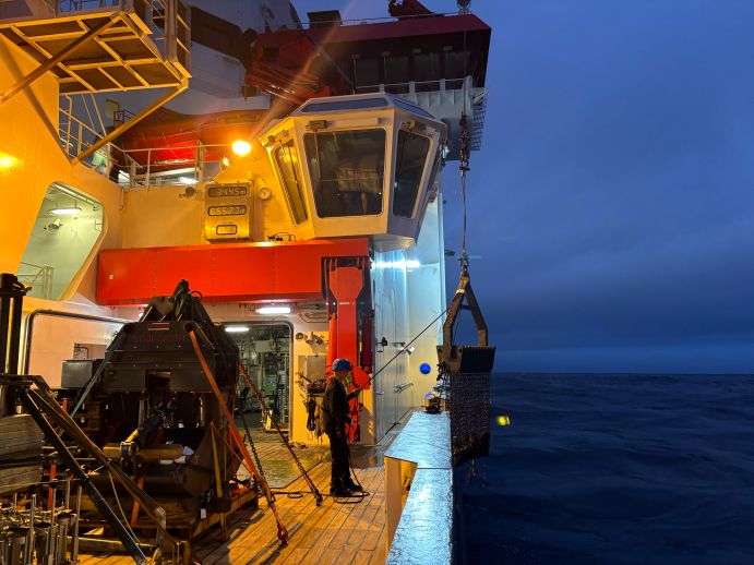 Die Kettensackdredge wird wieder an Bord gehievt: Probennahme während der Expedition SO255 mit dem Forschungsschiff SONNE im Südpazifik