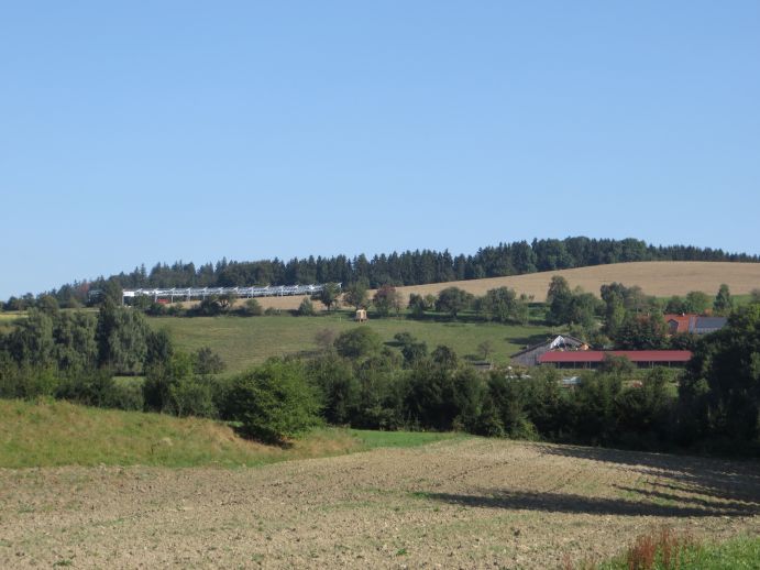 Auf dem Land der Baden-Württembergischen Hofgemeinschaft Heggelbach steht die erste APV-Forschungs-Anlage Deutschlands: Solarpanels in fünf Meter Höhe liefern Sonnenenergie, darunter wachsen Gemüse und Getreide.
Das Projekt APV-RESOLA (Agrophotovoltaik – Ein Beitrag zur ressourceneffizienten Landnutzung) des Fraunhofer ISE erforscht bis 2019 im FONA-Schwerpunkt Nachhaltiges Landmanagement, wie auf diese Weise Flächen doppelt genutzt werden können.&nbsp;
&nbsp;
&nbsp;