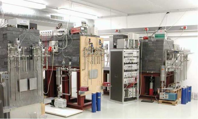 Die europaweite Forschungsmission „ICOS – integrated carbon observation system“ will helfen, die biochemischen Prozesse im globalen Kohlenstoff-Kreislauf zu verstehen.  Der deutsche Beitrag für ICOS besteht beispielsweise in der Weiterentwicklung der Messstationen und -regionen. Insgesamt werden 28 relevante Messpunkte bzw. -orte mit der neuesten dafür notwendigen Technik ausgerüstet. 16 davon in ausgewählten Ökosystemen wie Mooren, Wäldern oder Torfanbaugebieten. Dazu kommen neun atmosphärische Messstationen zumeist auf Türmen des Deutschen Wetterdienstes und drei auf hoher See – einer Ostseefähre, dem Forschungsschiff Polarstern und einem Atlantikfrachtschiff. Insgesamt sind 13 deutsche Forschungseinrichtungen und Universitäten an ICOS beteiligt. In einem nationalen Kompetenzzentrum werden die Messdaten mit weiteren Informationen verknüpft, um ein umfassendes Bild der klimarelevanten Spurengasflüsse in Deutschland und Europa zeichnen zu können.  Das Foto stammt aus der aktuellen Ausgabe von Perspektive Erde "Was macht der Weltklimarat?",  in der die Arbeitsweise des UN-Gremiums IPCC dargestellt wird. Zudem werden Informationen und Ansprechpartner zu BMBF-geförderten Klimaforschungsprojekten aus der „Forschung zum Globalen Wandel“ vorgestellt.  