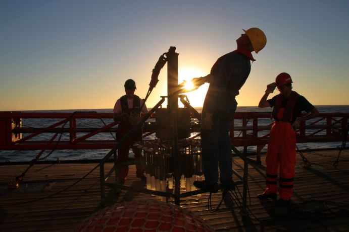 Vorbereiten des Multicorers auf dem FS Sonne.&nbsp;Die gewonnenen Sedimentkerne werden im Anschluss geochemisch untersuch.