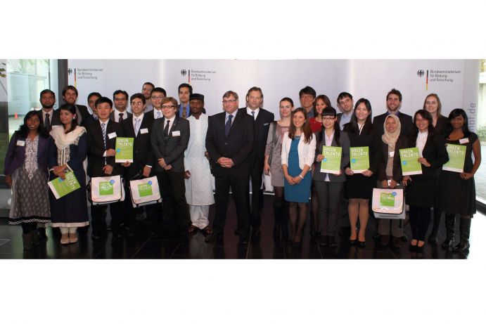 Green Talents 2013 – Award Ceremony Am 08.11.2013 verlieh Herr MinDirig Wilfried Kraus, Leiter der Unterabteilung 72 „Nachhaltigkeit, Klima, Energie“ im Bundesministerium für Bildung und Forschung (BMBF), 25 jungen Nachwuchswissenschaftlern die Green Talents Auszeichnung. Die Zeremonie fand im historischen Gartenhaus des BMBF in Berlin statt. Das "Green Talents - International Forum for High Potentials in Sustainable Development" zeichnet jedes Jahr Nachwuchswissenschaftler aus dem Bereich der Nachhaltigkeitsforschung aus. Der Wettbewerb wurde im Auftrag des BMBF vom Projektträger des Deutschen Zentrums für Luft- und Raumfahrt in diesem Jahr bereits zum fünften Mal organisiert und durchgeführt. Über 430 Nachwuchswissenschaftler aus 80 Ländern reichten ihre Bewerbungen ein, von denen 25 „Green Talents“ von einer Jury ausgewählt wurden.