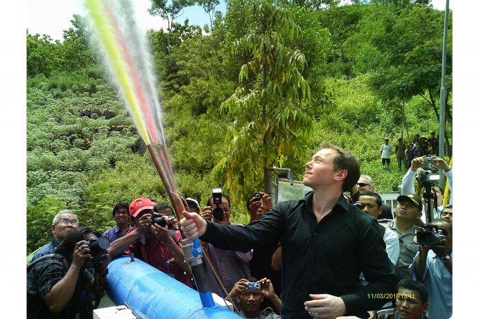 IWRM Indonesien: Eröffnungsfeier des Wasserkraftwerks Bribin Der Projektkoordinator des IWRM Indonesien-Verbunds vom KIT, Dr.‐Ing. Peter Oberle, eröffnet feierlich die Wasserkraftanlage in Bribin. Die Färbung des geförderten Wassers entspricht den deutschen Nationalfarben. Integriertes Wasserressourcen-Management (IWRM) in Indonesien Der Distrikt Gunung Kidul nahe der Großstadt Yogyakarta ist eines der ärmsten Gebiete Javas. Eine Ursache liegt im zerklüfteten Karstuntergrund, in dem Oberflächenwasser sofort versickert. Dies führt in der Trockenzeit zu Wassermangel, was z. B. den landwirtschaftlichen Ertrag beeinträchtigt. Gesamtziel des deutsch-indonesischen Vorhabens ist die Stärkung einer nachhaltigen Entwicklung in Gunung Kidul durch die Etablierung eines Integrierten Wasserressourcen-Managements (IWRM). Das Projekt errichtete einen unterirdischer Bewirtschaftungsspeicher, der durch regenerative Wasserkraft Höhlenwasser fördert. In dem Folgeprojekt soll jetzt neben der Erschließung der Wasservorkommen auch ein IWRM-Konzept für die optimierte Wasserverteilung, die Wasseraufbereitung und die Abwasserentsorgung entwickelt werden. Die Fördermaßnahme IWRM wird innerhalb des BMBF Rahmenprogramms Forschung für Nachhaltige Entwicklungen (FONA) finanziert. Umgesetzt wird IWRM durch die Universität Karlsruhe, das Institut für Wasser und Gewässerentwicklung (IWG) und das Karlsruher Institut für Technologie (KIT).