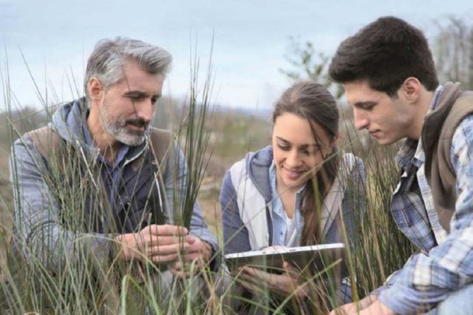 Forschungen, die dem Land neue Perspektiven geben: "Innovative Systemlösungen für ein Nachhaltiges Landmanagement". Ziel der geförderten Projekte in Modul B ist die Entwicklung handlungsorientierter und innovativer Systemlösungen für ein nachhaltiges Landmanagement. Von besonderer Bedeutung sind hierbei regionale Wertschöpfungsnetze sowie das integrierte Management von Flächen, Energie- und Stoffströmen. Die Aktivitäten im Modul B schaffen Grundlagen zur integrativen Entwicklung städtischer, suburbaner und ländlich geprägter Regionen. Diese Räume mit ihren Wechselbeziehungen sind in unterschiedlicher Weise von den aktuellen wirtschaftlichen, demographischen und klimatischen Veränderungen betroffen. Zukünftig kommt es darauf an, die komplexen Vernetzungen zwischen ländlichen und urbanen Räumen im Rahmen einer integrierten Stadt-Landentwicklung zu berücksichtigen. Fragestellungen zum nachhaltigen Landmanagement sind vielgestaltig und durch eine Reihe sozioökonomischer, ökologischer, sozialer und raumspezifischer Wechselbeziehungen geprägt. Um dieser Komplexität gerecht zu werden, verfolgen die Projekte den Ansatz einer interdisziplinären Forschung. So sollen die Grenzen zwischen den Fachdisziplinen überwunden und sektorale Lösungen vernetzt werden. Neben der disziplinübergreifenden Betrachtung verfolgt die Fördermaßnahme eine transdisziplinäre Herangehensweise. Durch das Einbeziehen regionaler Akteure und Adressaten werden Probleme besser verstanden und darauf ausgerichtete praxistaugliche Lösungen entwickelt.