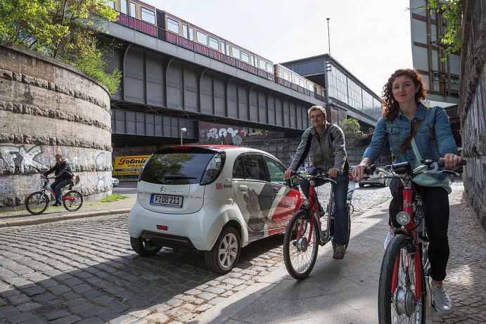Urbane Mobilitätsdienstleistungen Bike- und Carsharing im urbanen Raum mit Möglichkeit zur Verknüpfung mit dem öffentlichen Verkehr. Berlin, 2015.