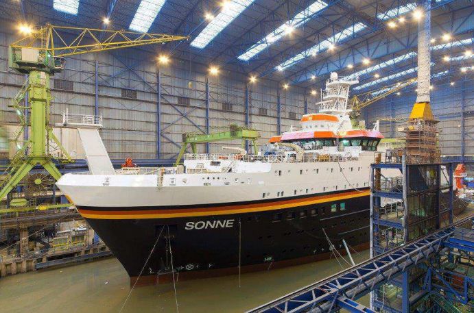 Forschungsschiff SONNE: Bau in der MeyerWerft Das Forschungsschiff SONNE wird von praktisch allen marinen Forschungsdisziplinen als Forschungsplattform genutzt und dabei überwiegend im Pazifik eingesetzt. Das BMBF chartert das Forschungsschiff SONNE für 250 Tage pro Jahr bei der RF Forschungsschifffahrt GmbH, dem Eigner des Schiffs. Schiffszeiten und die entsprechende Projektförderung werden im Rahmen von Ausschreibungen im SONNE-Rundbrief vergeben, der zweimal jährlich erscheint.Voraussetzung für die Erforschung der Meere sind moderne Forschungsschiffe mit entsprechender wissenschaftlicher Ausrüstung. Daher beteiligt sich das Bundesministerium für Bildung und Forschung (BMBF) an den Kosten für den Bau und Betrieb von Forschungsschiffen und chartert sie.