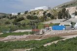 SUMAR: Demonstrationsanlage zur dezentralen Abwasseraufbereitung in Fuheis bei Amman in Jordanien. Nach dem Abschluss des SUMAR-Projektes werden die Untersuchungen inzwischen im Rahmen des Projektes DESERVE (DEad SEa Research VEnue) von den Helmholtz-Zentren KIT (Karlsruhe), GFZ (Potsdam), UFZ (Halle) und lokalen Partnern fortgeführt. Ziel der Meteorologen, Hydrogeologen, Geologen und Geophysiker ist es, die Umweltrisiken, die Wasserverfügbarkeit und den Klimawandel ganzheitlich zu betrachten, um Lösungsansätze für eine einmalige Region zu bieten, damit nicht nur die biblischen Stätten auch in Zukunft noch besucht werden können, sondern auch die Menschen in dieser Region weiterleben können.
Das Projekt “Sustainable Management of Water Resources (Quantity and Quality) in the Dead Sea Area (SUMAR)” wird im FONA-Forschungsschwerpunkt „Nachhaltiges Wassermanagement“ (NaWaM) innerhalb der Fördermaßnahme IWRM (Integrated Water Resources Management) gefördert.Israel, 2010
