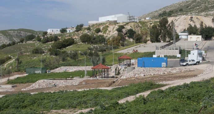 SUMAR: Demonstrationsanlage zur dezentralen Abwasseraufbereitung in Fuheis bei Amman in Jordanien. Nach dem Abschluss des SUMAR-Projektes werden die Untersuchungen inzwischen im Rahmen des Projektes DESERVE (DEad SEa Research VEnue) von den Helmholtz-Zentren KIT (Karlsruhe), GFZ (Potsdam), UFZ (Halle) und lokalen Partnern fortgeführt. Ziel der Meteorologen, Hydrogeologen, Geologen und Geophysiker ist es, die Umweltrisiken, die Wasserverfügbarkeit und den Klimawandel ganzheitlich zu betrachten, um Lösungsansätze für eine einmalige Region zu bieten, damit nicht nur die biblischen Stätten auch in Zukunft noch besucht werden können, sondern auch die Menschen in dieser Region weiterleben können.
Das Projekt “Sustainable Management of Water Resources (Quantity and Quality) in the Dead Sea Area (SUMAR)” wird im FONA-Forschungsschwerpunkt „Nachhaltiges Wassermanagement“ (NaWaM) innerhalb der Fördermaßnahme IWRM (Integrated Water Resources Management) gefördert.Israel, 2010