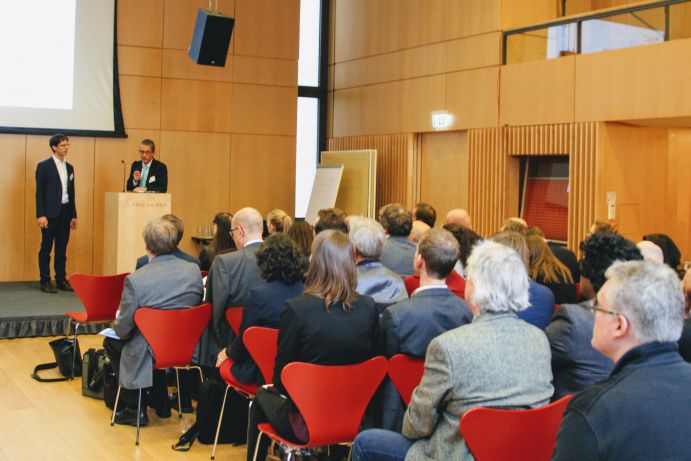 Eröffnung der Konferenz durch Florian Frank (rechts, BMBF, Referatsleiter Grundsatzfragen Nachhaltigkeit, Klima, Energie) und Andreas Schmidt (DLR Projektträger, Umwelt und Nachhaltigkeit). Eröffnung der Konferenz durch Florian Frank (rechts, BMBF, Referatsleiter Grundsatzfragen Nachhaltigkeit, Klima, Energie) und Andreas Schmidt (DLR Projektträger, Umwelt und Nachhaltigkeit).