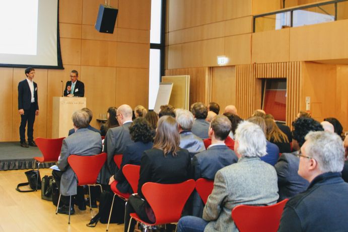 Er&ouml;ffnung der Konferenz durch Florian Frank (rechts, BMBF, Referatsleiter Grundsatzfragen Nachhaltigkeit, Klima, Energie) und Andreas Schmidt (DLR Projekttr&auml;ger, Umwelt und Nachhaltigkeit).