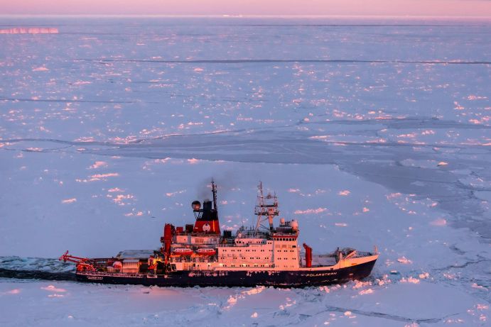 Der Forschungseisbrecher POLARSTERN bei seiner Fahrt durch antarktisches Meereis