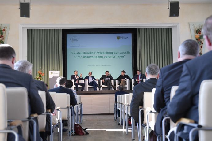 Podiumsdiskussion vor dem Auditorium auf dem Forum Lausitz