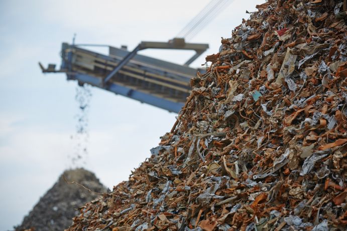 Reste als Rohstoff: "r4"-Forschende pr&auml;sentieren ihre Innovationen auf der Berliner Recycling- und Rohstoff-Konferenz.