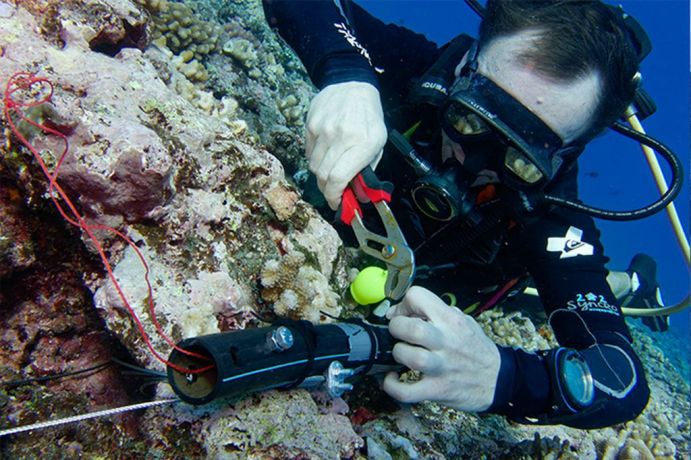 Attachment of pressure sensors on the offshore reef of Teahupo ' O, Tahiti.