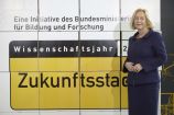 Im Wissenschaftsjahr 2015 - Zukunftsstadt wird das Zusammenspiel von Kommunen,Wirtschaft, Wissenschaft und den Bürgerinnen und Bürgern von elementarer Bedeutungsein. Bundesforschungsministerin Johanna Wanka und Florian Pronold, ParlamentarischerStaatsekretär im Bundesbauministerium, hoffen auf eine starke Beteiligung der Bevölkerung.