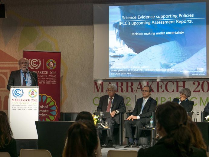 Hans-Otto Pörtner (AWI, Ko-Vorsitzender der IPCC-Arbeitsgruppe 2) zeigt Schwerpunktsetzungen des kommenden IPCC-Klimasachstandsberichtes auf. Auf der Weltklimakonferenz 2016 fanden in Marrakesch verschiedene Side-Events unter Beteiligung von BMBF-Fördermaßnahmen statt. Sie zeigten, wie Wissenschaft und Forschung dabei helfen, den im Übereinkommen von Paris von der Weltgemeinschaft vereinbarten Wandel zu gestalten.
Die 22. UN-Klimakonferenz fand vom 7. bis 18. November 2016 in Marrakesch in Marokko statt. Die Vertragsstaaten diskutieren die Ausgestaltung des Pariser Klimaabkommens, das am 4. November 2016 in Kraft getreten ist. Auf den jährlich stattfindenen Weltklimakonferenzen treffen sich Politiker, Wissenschaftler und weitere Akteure um die Folgen und Konzequenzen des Klimawandels auf der Erde zu diskutieren.