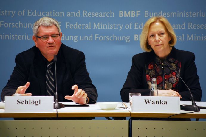 Vorstellung der "Kopernikus-Projekte": Bundesforschungsministerin Johanna Wanka gibt die vier ausgewähten Kopernikus-Projekte bekannt. Links im Foto: Robert Schlögl, Direktor des Fritz-Haber-Institut der Max-Planck-Gesellschaft, Berlin Vorstellung der "Kopernikus-Projekte": Bundesforschungsministerin Johanna Wanka gibt die vier ausgewähten Kopernikus-Projekte bekannt. Links im Foto: Robert Schlögl, Direktor des Fritz-Haber-Institut der Max-Planck-Gesellschaft, Berlin