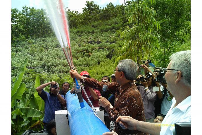 IWRM Indonesien: Einweihungszeremonie des Wasserkraftwerks Bribin Die Einweihungszeremonie des Wasserkraftwerks Bribin fand durch den indonesischen Minister für Bauvorhaben, Djoko Kirmanto, statt. Die Fontänen des geförderten Wassers sind eingefärbt in den indonesischen Nationalfarben. Integriertes Wasserressourcen-Management (IWRM) in Indonesien Der Distrikt Gunung Kidul nahe der Großstadt Yogyakarta ist eines der ärmsten Gebiete Javas. Eine Ursache liegt im zerklüfteten Karstuntergrund, in dem Oberflächenwasser sofort versickert. Dies führt in der Trockenzeit zu Wassermangel, was z. B. den landwirtschaftlichen Ertrag beeinträchtigt. Gesamtziel des deutsch-indonesischen Vorhabens ist die Stärkung einer nachhaltigen Entwicklung in Gunung Kidul durch die Etablierung eines Integrierten Wasserressourcen-Managements (IWRM). Das Projekt errichtete einen unterirdischer Bewirtschaftungsspeicher, der durch regenerative Wasserkraft Höhlenwasser fördert. In dem Folgeprojekt soll jetzt neben der Erschließung der Wasservorkommen auch ein IWRM-Konzept für die optimierte Wasserverteilung, die Wasseraufbereitung und die Abwasserentsorgung entwickelt werden. Die Fördermaßnahme IWRM wird innerhalb des BMBF Rahmenprogramms Forschung für Nachhaltige Entwicklungen (FONA) finanziert. Umgesetzt wird IWRM durch die Universität Karlsruhe, das Institut für Wasser und Gewässerentwicklung (IWG) und das Karlsruher Institut für Technologie (KIT).