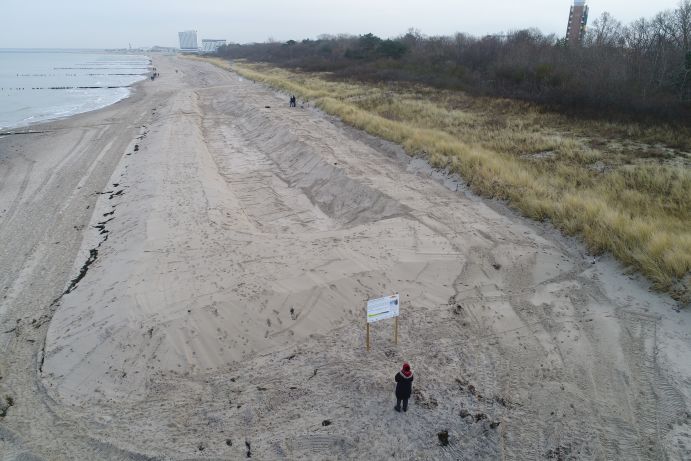 Dünenmodell am Strand in Warnemünde