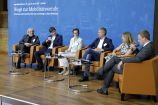 Podumsdiskussion Forschung und Innovation für eine nachhaltige urbane Mobilität v.l.n.r.: Prof. Dr. Andreas Knie (WZB/InnoZ), Prof. Dr. Achim Kampker (Deutsche Post DHL Group), Sybille Benning (MdB, Fraktion CDU/CSU), Dieter Janecek (MdB, Fraktion Bündnis 90/Die Grünen), Sabine Nallinger (Stiftung 2°) und Moderator Peter Schwierz (Chefredakteur, electrive.net).
Mobilität und urbaner Verkehr befinden sich derzeit in einem dynamischen Wandel. In den Städten entstehen zum einen vielfältige neue Mobilitätsdienstleistungen und Verkehrsangebote, zum anderen verändern sich Mobilitätsmuster und Rahmenbedingungen der Mobilität. Dieser Wandel der Mobilitätswelt erfordert eine verstärkte Einbindung der Forschung, um diesen Wandel mit zu gestalten. Das Bundesministerium für Bildung und Forschung (BMBF) führt daher im Jahr 2017 einen Agendaprozess „Nachhaltige urbane Mobilität" durch. Dieser erfolgt unter Mitwirkung des Bundesministeriums für Verkehr und digitale Infrastruktur (BMVI).
Im Rahmen dieses Prozesses diskutierten 300 Expertinnen und Experten aus Wissenschaft, Wirtschaft, Politik und Zivilgesellschaft auf der "Agendakonferenz: Wege zur Mobilitätswende" über Forschungs- und Umsetzungsbedarfe für eine nachhaltige Entwicklung von Mobilität in Städten.