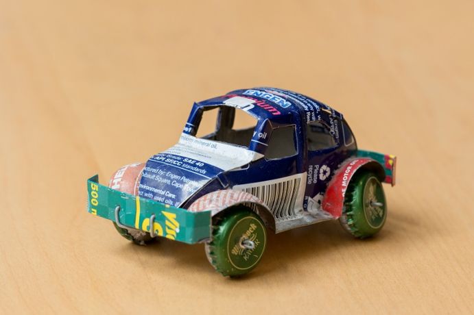 Aus Öldose wird Auto: Das dargestellte Kunstauto ist vollkommen aus recyceltem Material und ist ein Beispiel von Kaskadennutzung ohne Einsatz von Primärrohstoffen. Aus Öldose wird Auto: Das dargestellte Kunstauto ist vollkommen aus recyceltem Material und ist ein Beispiel von Kaskadennutzung ohne Einsatz von Primärrohstoffen.