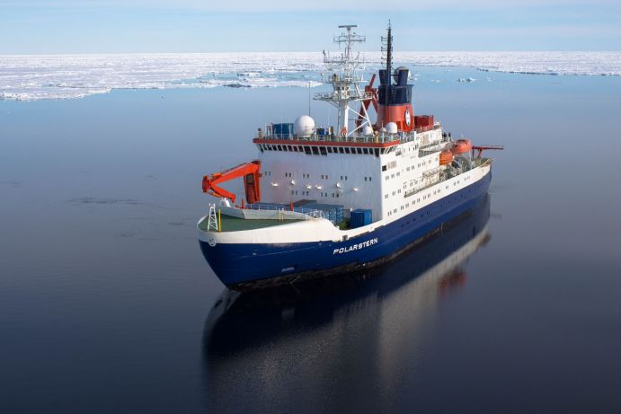 Der deutsche Forschungseisbrecher Polarstern im Arktischen Ozean. Der deutsche Forschungseisbrecher Polarstern im Arktischen Ozean.