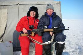 Expeditionsleiterin Heidemarie Kassens und Viktor Vizitov sind zufrieden mit den abgeschlossenen Stationsarbeiten. Viktor Vizitov, stellvertretender Direktor des Staatlichen Instituts f&uuml;r Arktis- und Antarktisforschung in Sankt Petersburg, begleitet die Forschungsarbeiten tatkr&auml;ftig, unter anderem auch als Eisb&auml;renwache.
Im Rahmen der deutsch-russischen Kooperation in der Meeres- und Polarforschung f&ouml;rdert das Bundesministerium f&uuml;r Bildung und Forschung Forschungsprojekte, die sich mit den Auswirkungen des Klimawandels in der Arktis befassen. Dr. Heidemarie Kassens forscht seit vielen Jahren in der Arktis und wurde f&uuml;r Ihre herausragende wissenschaftliche Arbeit mit dem Bundesverdienstkreuz geehrt. Hamburg /St. Petersburg 2017