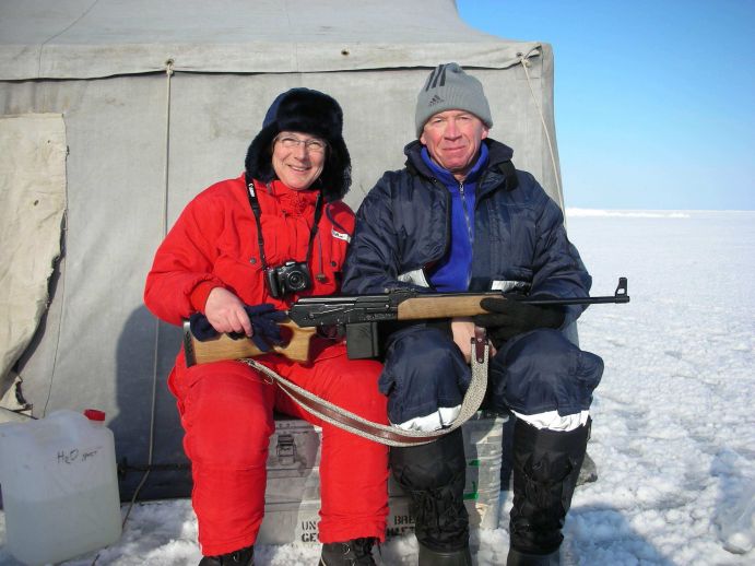 Expeditionsleiterin Heidemarie Kassens und Viktor Vizitov sind zufrieden mit den abgeschlossenen Stationsarbeiten. Viktor Vizitov, stellvertretender Direktor des Staatlichen Instituts f&uuml;r Arktis- und Antarktisforschung in Sankt Petersburg, begleitet die Forschungsarbeiten tatkr&auml;ftig, unter anderem auch als Eisb&auml;renwache.
Im Rahmen der deutsch-russischen Kooperation in der Meeres- und Polarforschung f&ouml;rdert das Bundesministerium f&uuml;r Bildung und Forschung Forschungsprojekte, die sich mit den Auswirkungen des Klimawandels in der Arktis befassen. Dr. Heidemarie Kassens forscht seit vielen Jahren in der Arktis und wurde f&uuml;r Ihre herausragende wissenschaftliche Arbeit mit dem Bundesverdienstkreuz geehrt. Hamburg /St. Petersburg 2017