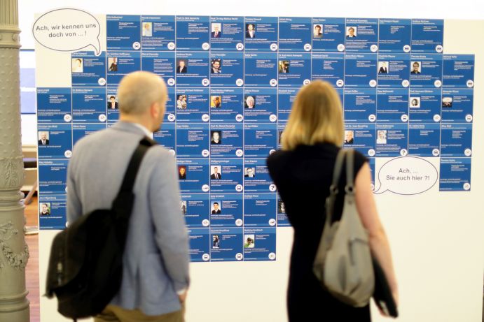 Teilnehmendenausstellung auf der Agendakonferenz "Wege zur Mobilitätswende" am 22. und 23. Juni 2017 in Berlin Mobilität und urbaner Verkehr befinden sich derzeit in einem dynamischen Wandel. In den Städten entstehen zum einen vielfältige neue Mobilitätsdienstleistungen und Verkehrsangebote, zum anderen verändern sich Mobilitätsmuster und Rahmenbedingungen der Mobilität. Dieser Wandel der Mobilitätswelt erfordert eine verstärkte Einbindung der Forschung, um diesen Wandel mit zu gestalten. Das Bundesministerium für Bildung und Forschung (BMBF) führt daher im Jahr 2017 einen Agendaprozess „Nachhaltige urbane Mobilität" durch. Dieser erfolgt unter Mitwirkung des Bundesministeriums für Verkehr und digitale Infrastruktur (BMVI).
Im Rahmen dieses Prozesses diskutierten 300 Expertinnen und Experten aus Wissenschaft, Wirtschaft, Politik und Zivilgesellschaft auf der "Agendakonferenz: Wege zur Mobilitätswende" über Forschungs- und Umsetzungsbedarfe für eine nachhaltige Entwicklung von Mobilität in Städten.
