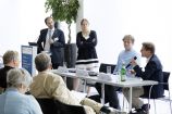 Session II: Internationale Perspektive auf Forschung zu nachhaltiger Mobilität auf der Agendakonferenz "Wege zur Mobilitätswende" am 23. Juni 2017 in Berlin Mobilität und urbaner Verkehr befinden sich derzeit in einem dynamischen Wandel. In den Städten entstehen zum einen vielfältige neue Mobilitätsdienstleistungen und Verkehrsangebote, zum anderen verändern sich Mobilitätsmuster und Rahmenbedingungen der Mobilität. Dieser Wandel der Mobilitätswelt erfordert eine verstärkte Einbindung der Forschung, um diesen Wandel mit zu gestalten. Das Bundesministerium für Bildung und Forschung (BMBF) führt daher im Jahr 2017 einen Agendaprozess „Nachhaltige urbane Mobilität" durch. Dieser erfolgt unter Mitwirkung des Bundesministeriums für Verkehr und digitale Infrastruktur (BMVI).
Im Rahmen dieses Prozesses diskutierten 300 Expertinnen und Experten aus Wissenschaft, Wirtschaft, Politik und Zivilgesellschaft auf der "Agendakonferenz: Wege zur Mobilitätswende" über Forschungs- und Umsetzungsbedarfe für eine nachhaltige Entwicklung von Mobilität in Städten.