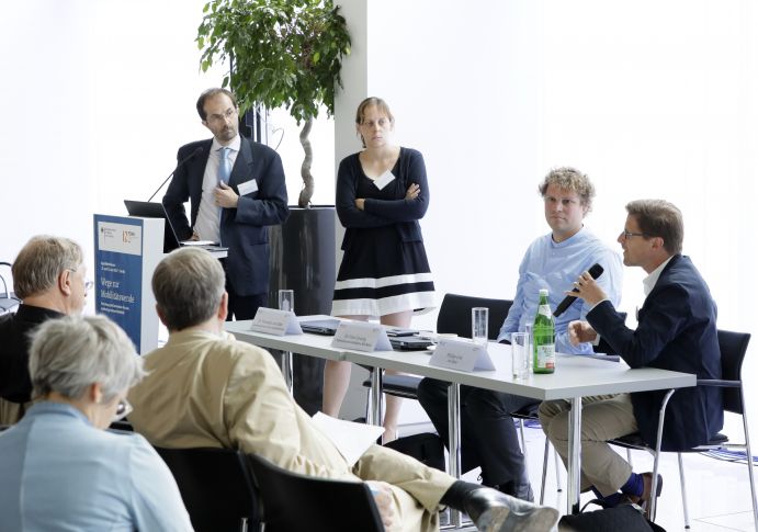 Session II: Internationale Perspektive auf Forschung zu nachhaltiger Mobilität auf der Agendakonferenz "Wege zur Mobilitätswende" am 23. Juni 2017 in Berlin Mobilität und urbaner Verkehr befinden sich derzeit in einem dynamischen Wandel. In den Städten entstehen zum einen vielfältige neue Mobilitätsdienstleistungen und Verkehrsangebote, zum anderen verändern sich Mobilitätsmuster und Rahmenbedingungen der Mobilität. Dieser Wandel der Mobilitätswelt erfordert eine verstärkte Einbindung der Forschung, um diesen Wandel mit zu gestalten. Das Bundesministerium für Bildung und Forschung (BMBF) führt daher im Jahr 2017 einen Agendaprozess „Nachhaltige urbane Mobilität" durch. Dieser erfolgt unter Mitwirkung des Bundesministeriums für Verkehr und digitale Infrastruktur (BMVI).
Im Rahmen dieses Prozesses diskutierten 300 Expertinnen und Experten aus Wissenschaft, Wirtschaft, Politik und Zivilgesellschaft auf der "Agendakonferenz: Wege zur Mobilitätswende" über Forschungs- und Umsetzungsbedarfe für eine nachhaltige Entwicklung von Mobilität in Städten.