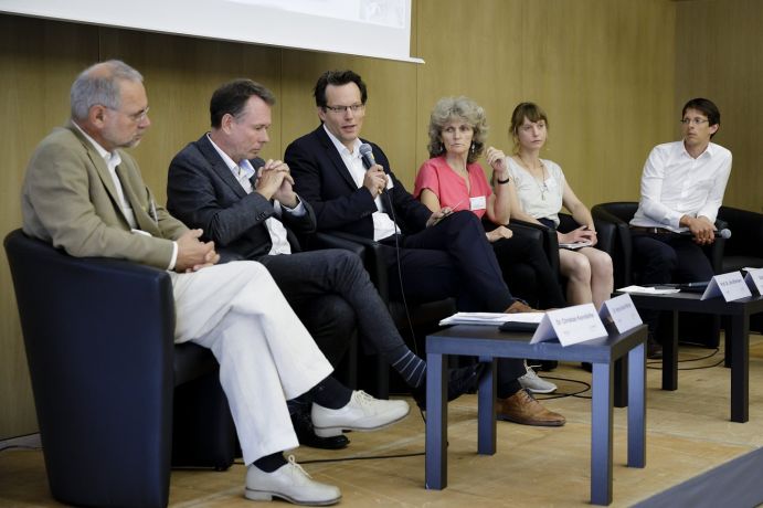 Auf dem Podium diskutierten Dr. Christian Korndörfer (Umweltamt Stadt Dresden), Dr. Hans-Guido Mücke (Umweltbundesamt), Prof. Dr. Jörn Birkmann (Universität Stuttgart), Christa Böhme (Deutsches Institut für Urbanistik), Dr. Katrin Jurisch (Klima-Bündnis), Moderator Dr. Andreas Schmidt (DLR Projektträger) (v.l.n.r.) Auf dem Podium diskutierten Dr. Christian Korndörfer (Umweltamt Stadt Dresden), Dr. Hans-Guido Mücke (Umweltbundesamt), Prof. Dr. Jörn Birkmann (Universität Stuttgart), Christa Böhme (Deutsches Institut für Urbanistik), Dr. Katrin Jurisch (Klima-Bündnis), Moderator Dr. Andreas Schmidt (DLR Projektträger) (v.l.n.r.)