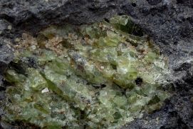 Olivin-haltiger Basalt dient als Ausgangsmaterial f&uuml;r die CO2-Bindung.