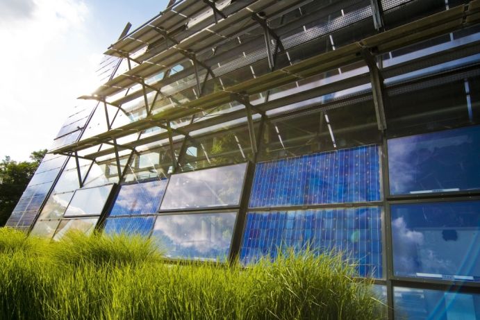 Geb&auml;udefassade mit Solarmodulen