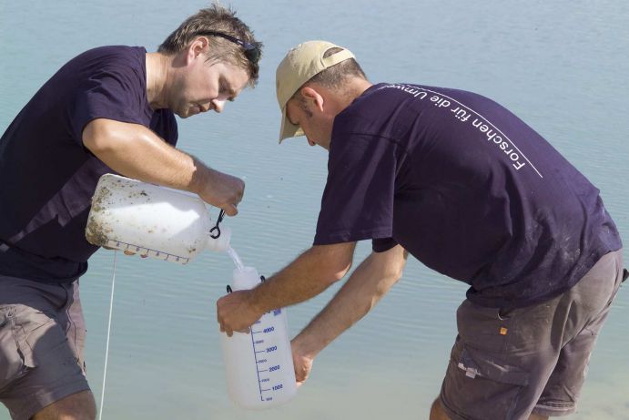 SUMAR: Christian Siebert und Dr. Tino Rödiger (beide UFZ) während der Probennahme von Grundwasser am Toten Meer.
Nach dem Abschluss des SUMAR-Projektes werden die Untersuchungen inzwischen im Rahmen des Projektes DESERVE (DEad SEa Research VEnue) von den Helmholtz-Zentren KIT (Karlsruhe), GFZ (Potsdam), UFZ (Halle) und lokalen Partnern fortgeführt. Ziel der Meteorologen, Hydrogeologen, Geologen und Geophysiker ist es, die Umweltrisiken, die Wasserverfügbarkeit und den Klimawandel ganzheitlich zu betrachten, um Lösungsansätze für eine einmalige Region zu bieten, damit nicht nur die biblischen Stätten auch in Zukunft noch besucht werden können, sondern auch die Menschen in dieser Region weiterleben können.Das Projekt “Sustainable Management of Water Resources (Quantity and Quality) in the Dead Sea Area (SUMAR)” wird im FONA-Forschungsschwerpunkt „Nachhaltiges Wassermanagement“ (NaWaM) innerhalb der Fördermaßnahme IWRM (Integrated Water Resources Management) gefördert.Israel, 2010