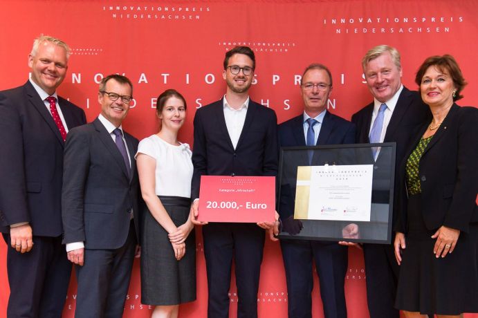 v.l.: Wissenschaftsminister Bj&ouml;rn Th&uuml;mler, Prof. Dr.-Ing. Stephan Scholl (Technische Universit&auml;t Braunschweig), Esther Peschel (Technische Universit&auml;t Braunschweig), Lars Leipert (RITTEC Umwelttechnik GmbH), Carsten Eichert (RITTEC Umwelttechnik GmbH), Wirtschaftsminister Dr. Bernd Althusmann, Dr. Susanne Schmitt (Vorstandsvorsitzende Innovationsnetzwerk Niedersachsen)