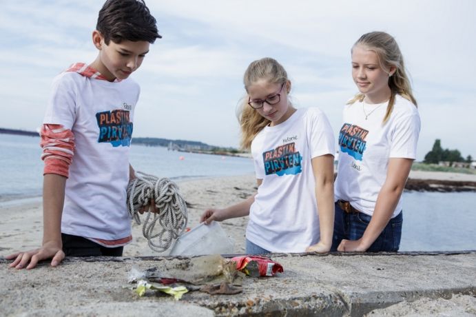 Bei der Citizen-Science-Aktion „Plastikpiraten – Das Meer beginnt hier!" im Wissenschaftsjahr 2016*17 – Meere und Ozeane nehmen Jugendliche Plastikmüll unter die Lupe.