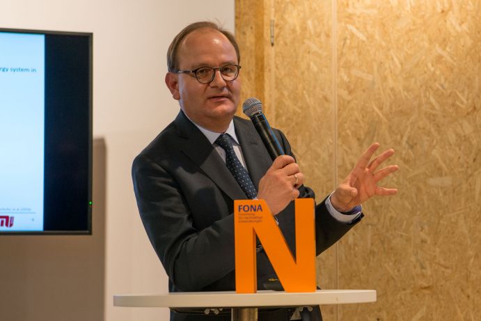 Ottmar Edenhofer (PIK, MCC), German Science Hour „Paris, coal, and the price of carbon ", Deutscher Pavillon, COP 23, Bonn