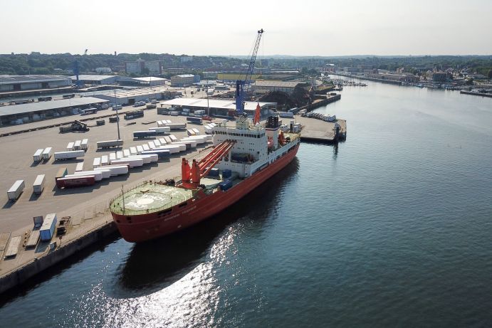 Die AKADEMIK TRYOSHNIKOV Anfang August im Kieler Ostuferhafen.