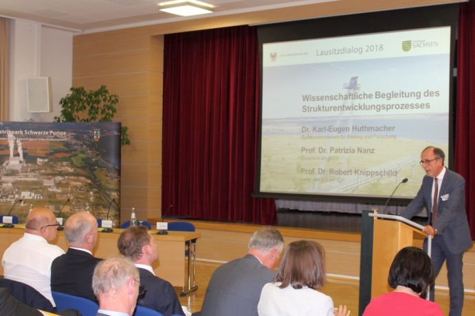 Karl Eugen Huthmacher (BMBF) gibt Startschuss für Forschungsvorhaben in der Lausitz Karl Eugen Huthmacher (BMBF) gibt Startschuss für Forschungsvorhaben in der Lausitz