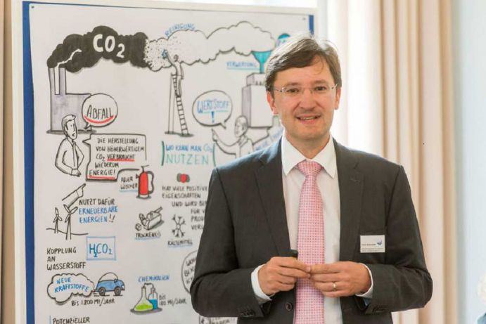 Forschungen zur CO2-Nutzung: Unter Leitung von Dr. Alexis Bazzanella unterstützt das wissenschaftliche Begleitvorhaben "CO2Net+" die Forschungsverbünde von "CO2Plus". Koordinator Dr. Bazzanella erläutert die Forschungen zur CO2-Nutzung.