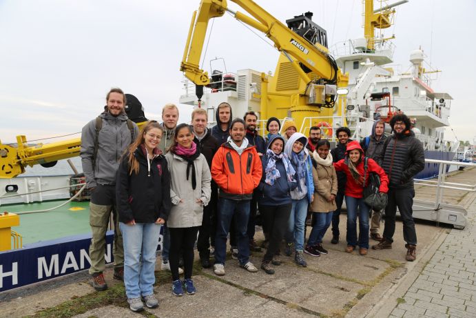 Participants of the Coastal Summer School in front of RV ELISABETH MANN BORGESE