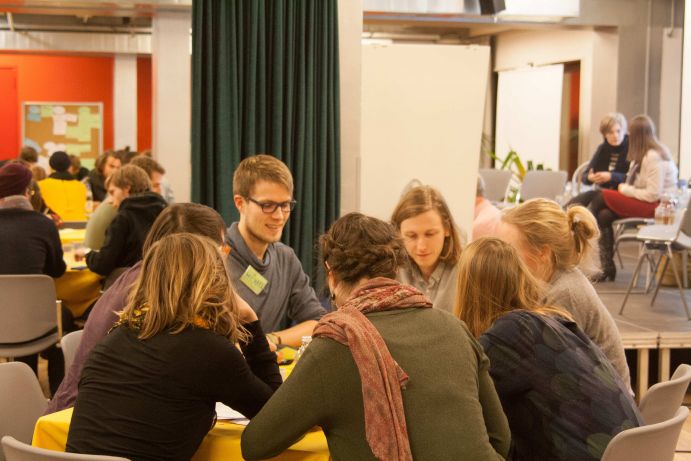 Studierende diskutieren den neu entstandenen Nachhaltigkeitskodex für Hochschulen auf der konferenz n im Januar 2016 in Berlin. Die Konferenz wird vom Verein netzwerk n jährlich ausgerichtet und ist Teil des FONA-Programms Wandercoaching, welches Studierende zum Thema Nachhaltigkeit an Hochschulen weiterbildet.