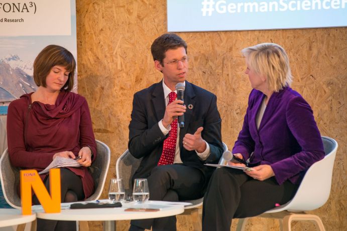 Lili Fuhr (Heinrich Böll Stiftung), Mark Lawrence (IASS) und die Moderatorin Conny Czymoch bei der German Science Hour „Failing the carbon budget", Deutscher Pavillon, COP 23, Bonn